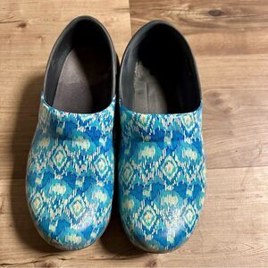 CROCS Blue Patterned Clogs